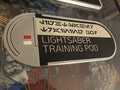 Cartel de la cápsula de entrenamiento con sables de luz, Halcyon Starcruiser
